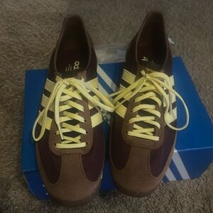 BRAND NEW adidas SL 72 OG
Maroon (looks more burgundy) Preloved Brown (Women's)